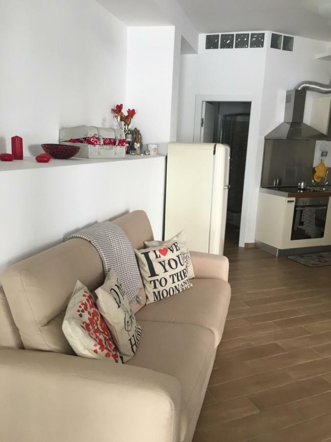 The Shabby House - Charming Seaside Retreat In Central Anzio, Steps From Beach And Train Station מראה חיצוני תמונה